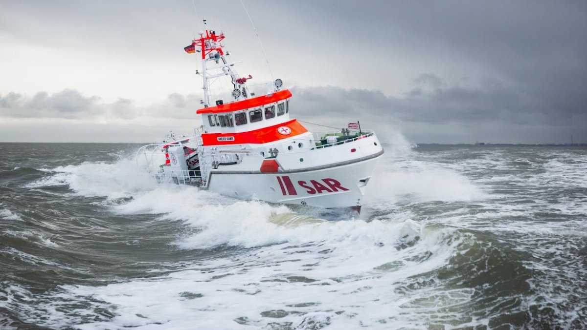 Cuxhaven: Seenotretter holen kranken Passagier von AIDAnova - Ankerherz Verlag