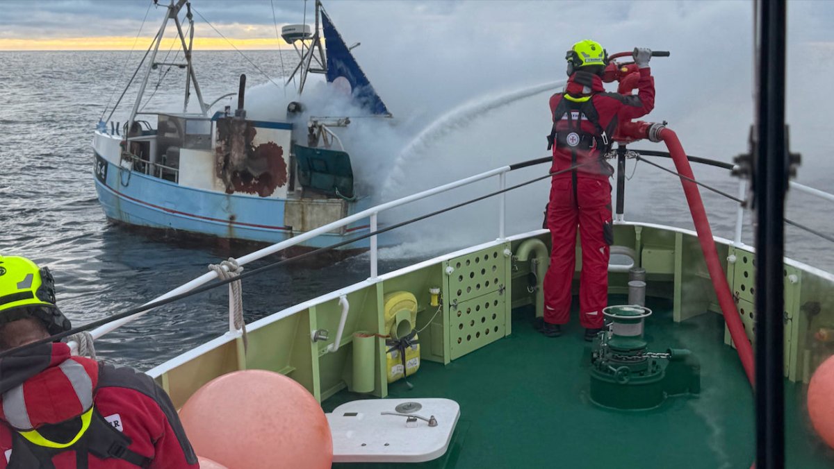 Deutsche Seenotretter löschen dänischen Fischkutter auf der Ostsee - Ankerherz Verlag