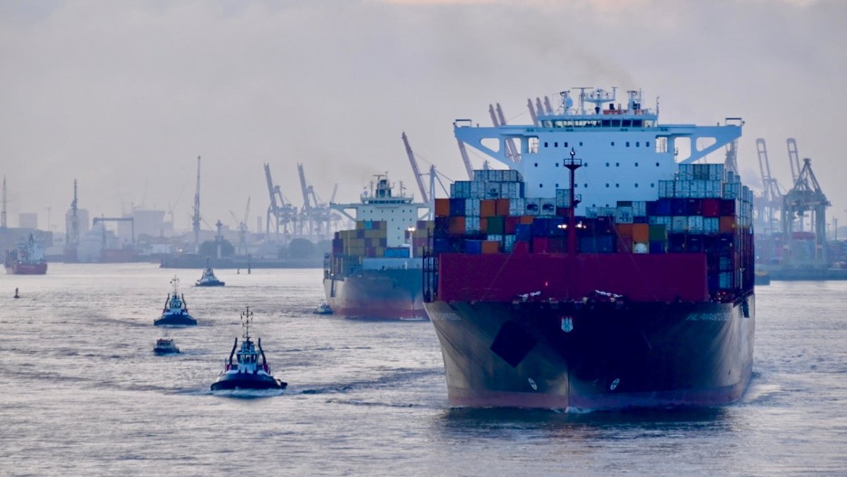 Radio Ankerherz sendet Schiffsmeldungen aus dem Hamburger Hafen - Ankerherz Verlag