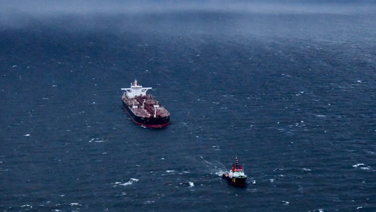 Sturm: Schlepper ziehen Öltanker Richtung Osten - Ankerherz Verlag