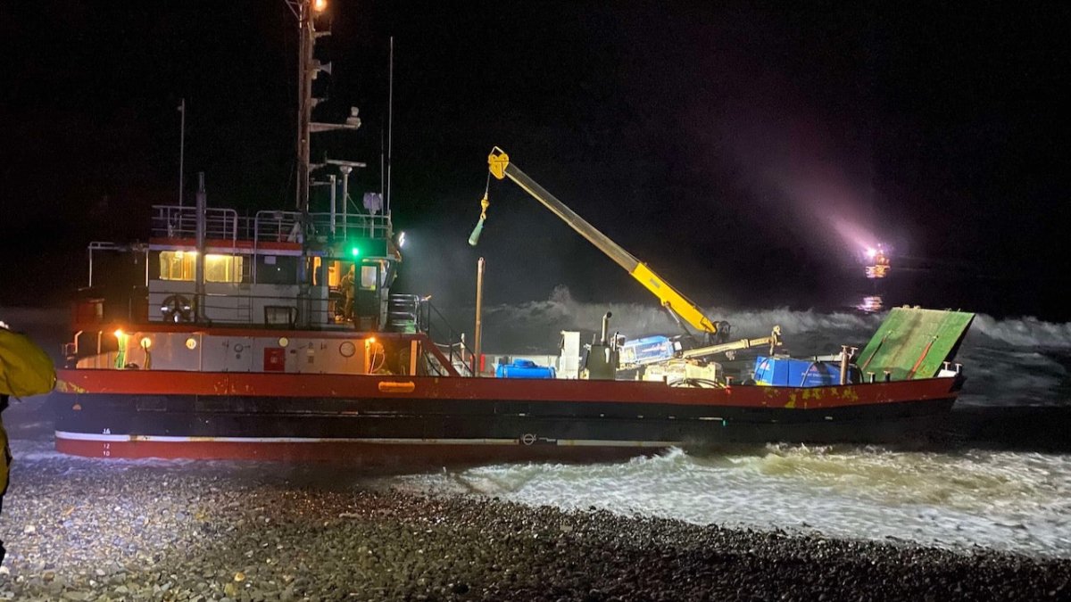 Vermessungsschiff landet im Sturm auf einem Strand in Wales - Ankerherz Verlag